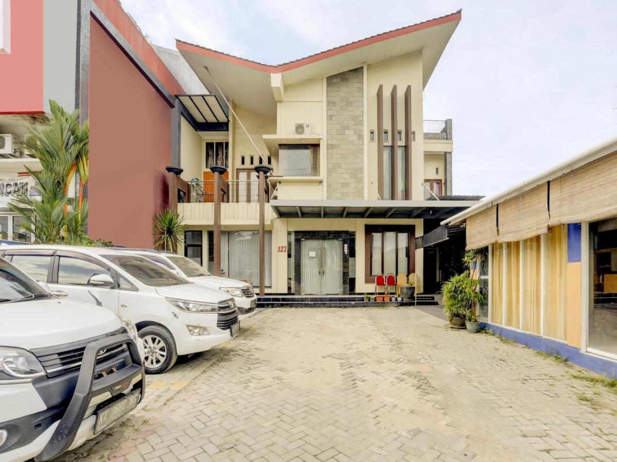 Oyo 3884 Dixie Syariah Guest House Samarinda Buitenkant foto